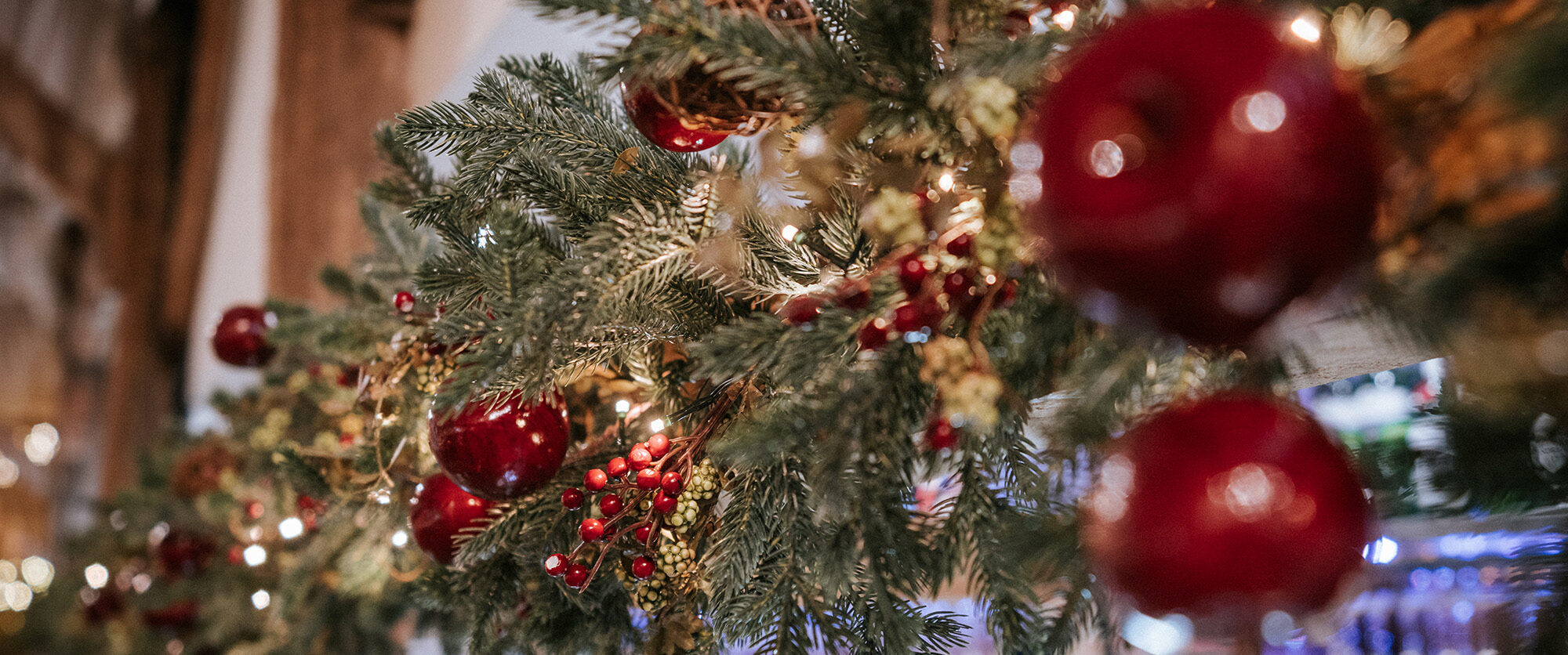 How to Plan a Christmas-Themed Wedding
